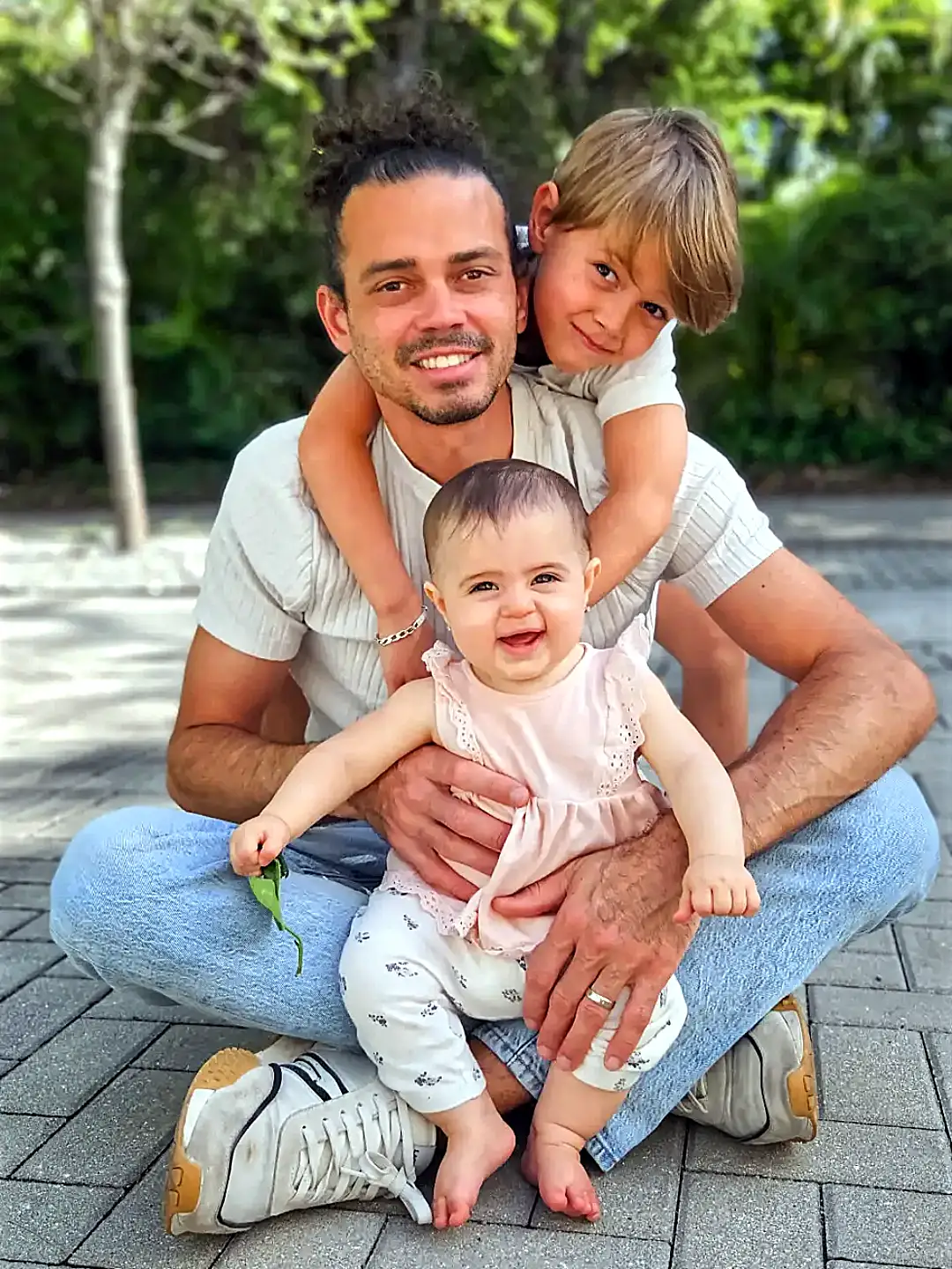Arian Rodriguez de Armas - with his kids